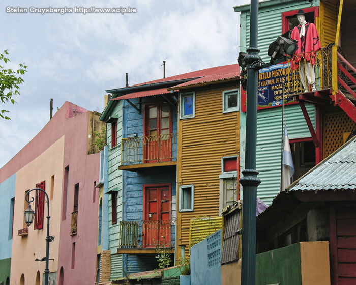 Buenos Aires - La Boca La Boca is een gezellige wijk in Buenos Aires. Er zijn kleurrijke gebouwen, vele tango clubs, Italiaanse tavernes en La Bombonera, het voetbalstadion van de Boca Juniors. Stefan Cruysberghs